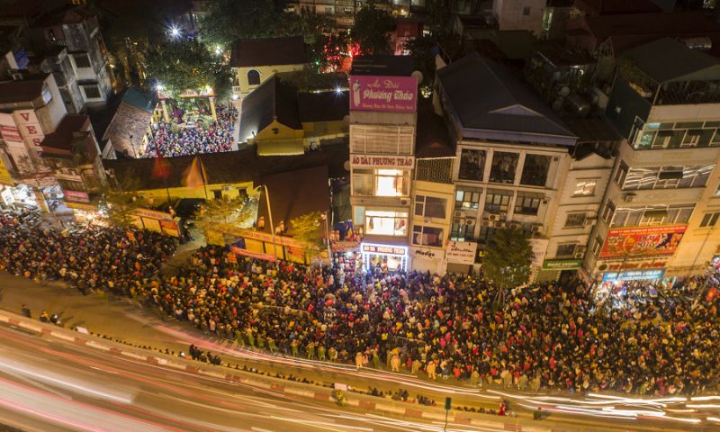 Người dân đổ về chùa Phúc Khánh trong lễ hội cầu an