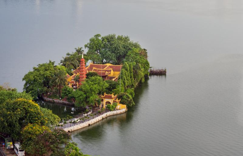 Chùa Trấn Quốc tọa lạc trên hòn đảo của Hồ Tây