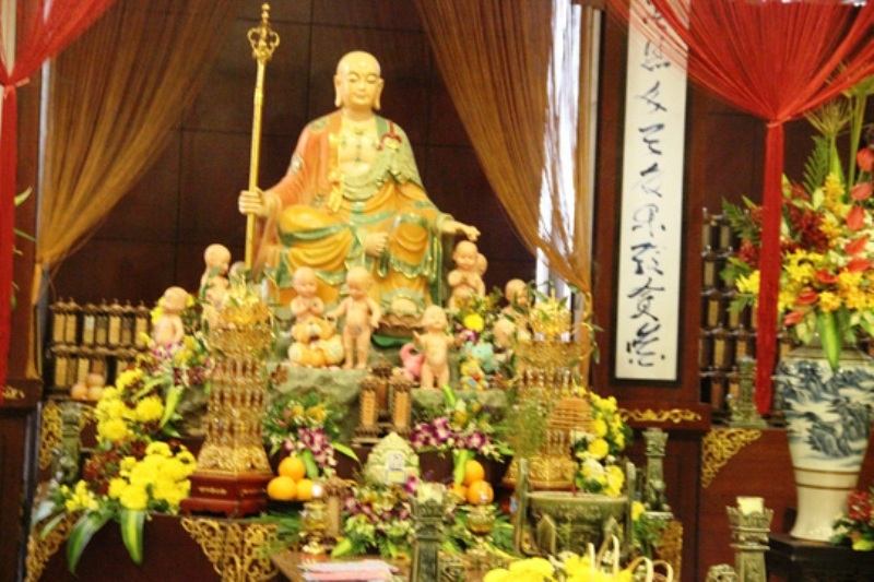 Tượng phật tổ và hài nhi trong chùa Từ Quang