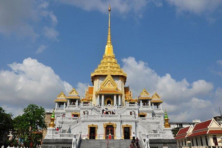Chùa Wat Traimit tọa lạc tại đường Yaowarat,