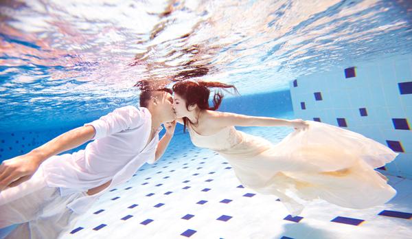 Muốn chụp hình cưới dưới nước đương nhiên bạn phải biết bơi, lặn.