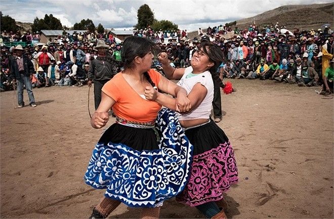 Người dân Peru đánh nhau trong năm mới