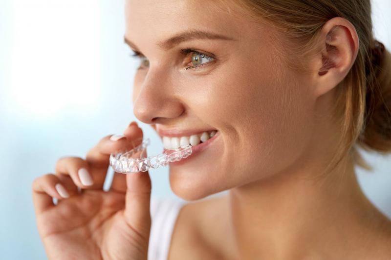 Có những hạn chế gì khi sử dụng Invisalign so với niềng răng truyền thống?