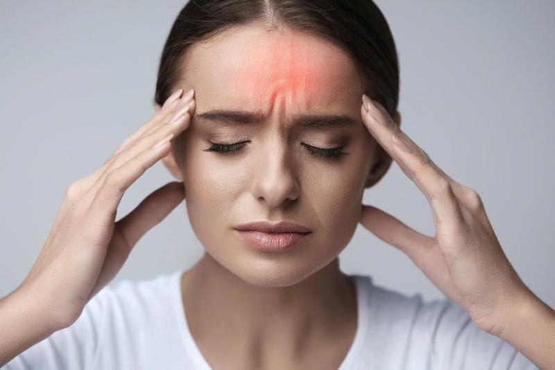 Cắn móng tay thường xuyên gây đau đầu kinh niên