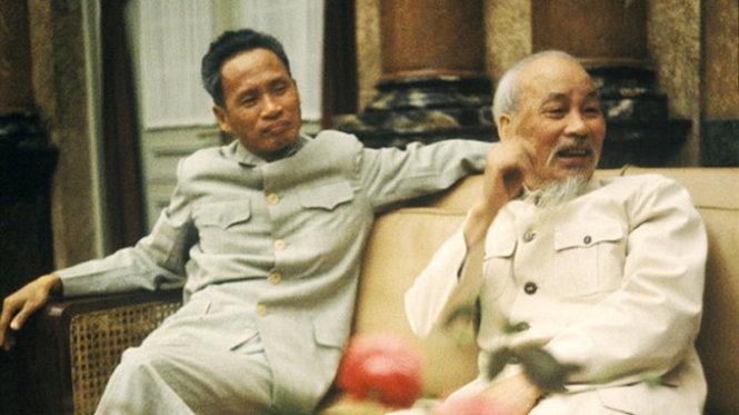 Chủ tịch Hồ Chí Minh và Thủ tướng Phạm Văn Đồng năm 1965 - Ảnh: Romano Cagnoni