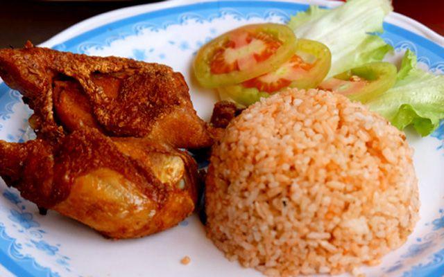 Quán cơm gà Bé Đen nổi tiếng là có hương vị quê hương của người Hoa.