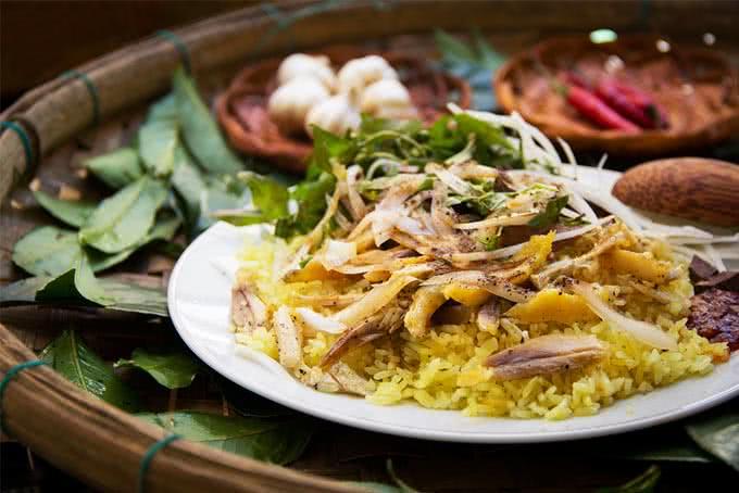 Ngoài quán cơm gà bà Buội tại số 22 Phan Chu Trinh nổi tiếng, bạn còn có thể tới quán bà Nga cách đó một đoạn hay cô Hương ở đầu hẻm Sica