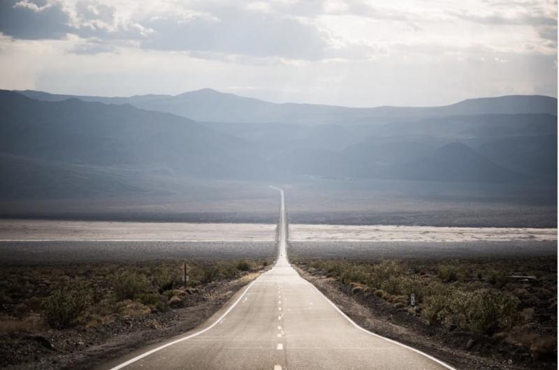 Con đường xuyên qua một phần của Vườn quốc gia Thung lũng Chết, California