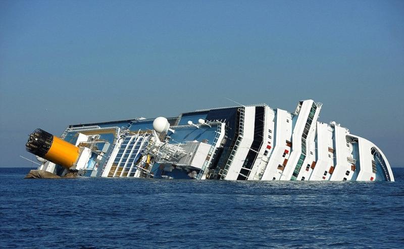 Con tàu Costa Concordia chìm xuống đại dương vào ngày 13 tháng 1 năm 2012