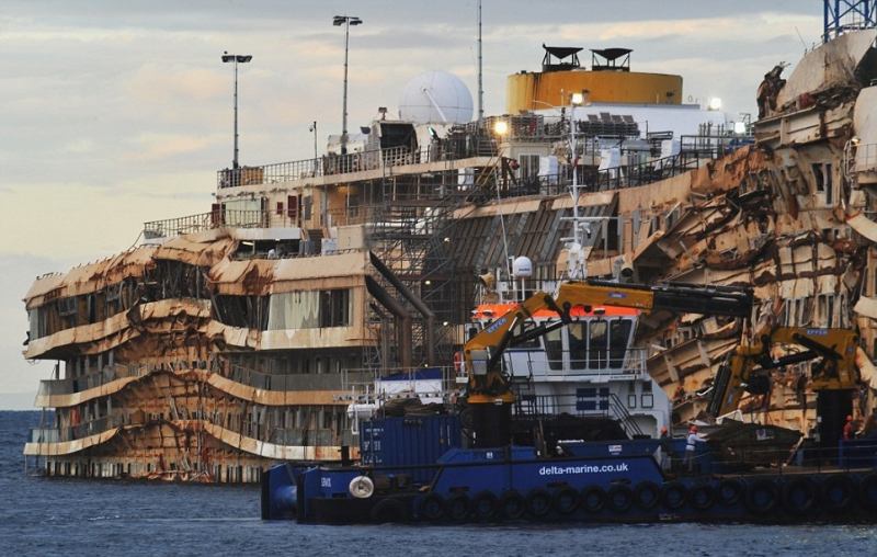 Con tàu Costa Concordia chìm xuống đại dương vào ngày 13 tháng 1 năm 2012