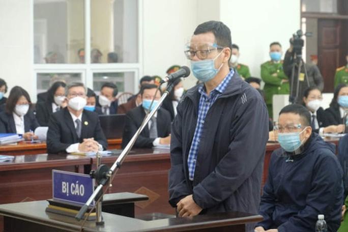 Bị cáo Nguyễn Mạnh Hùng tại phiên toà (Ảnh: NLĐ)