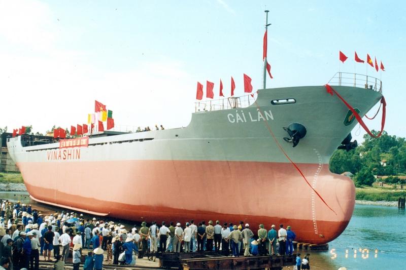 Công ty TNHH MTV đóng tàu Hạ Long hạ thủy tàu Cái Lân năm 2001