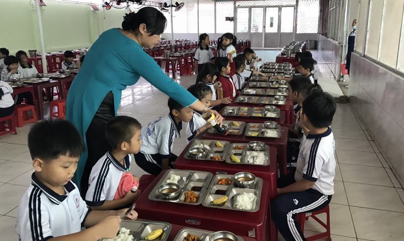 Là một đơn vị chuyên cung cấp suất ăn bán trú cho học sinh Tú Anh hiểu rằng, bữa ăn đầy đủ chất dinh dưỡng và đảm bảo an toàn vệ sinh thực phẩm là điều vô cùng quan trọng đối với trẻ nhỏ.