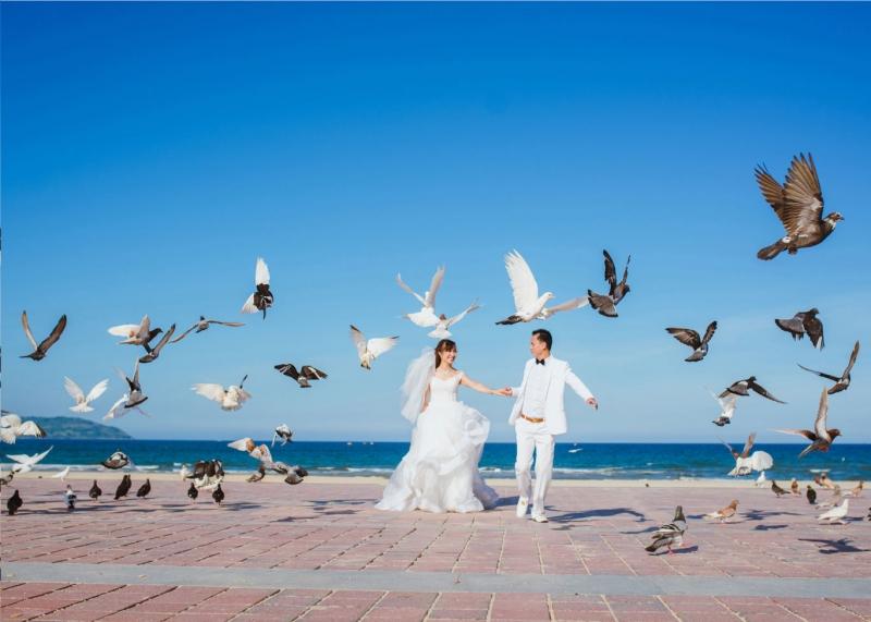 Không chỉ là địa điểm hẹn hò lãng mạn, công viên biển Phạm Văn Đồng còn là nơi được nhiều cặp đôi chụp ảnh cưới nhất