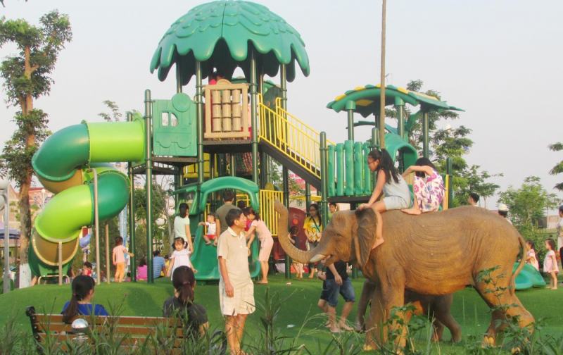 Khung cảnh công viên Nguyễn Văn Cừ