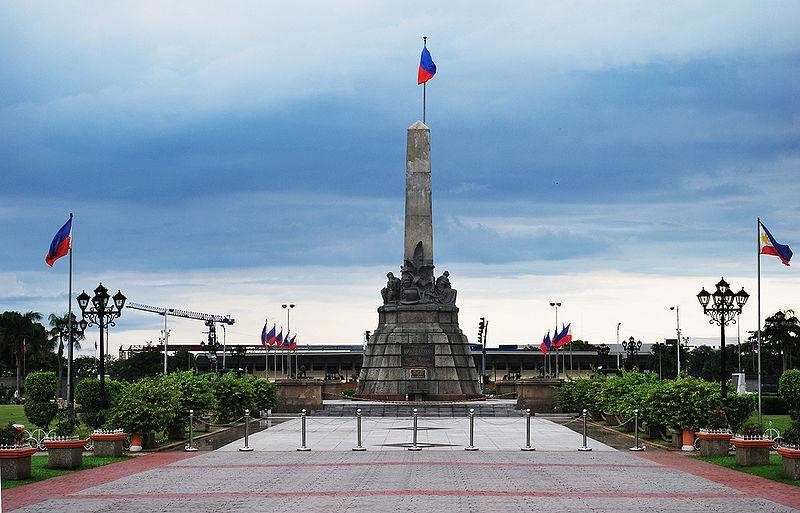 Tượng đài Rizal nằm trong khuôn viên công viên