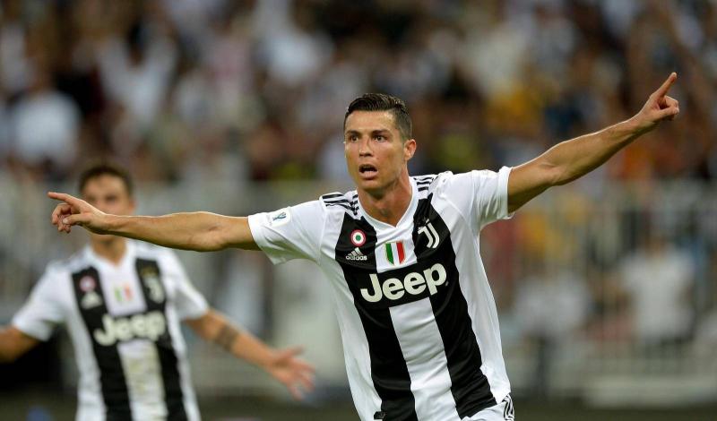 Cristiano Ronaldo sút phạt đền cho Juventus tại chung kết Siêu cúp Italia 2019