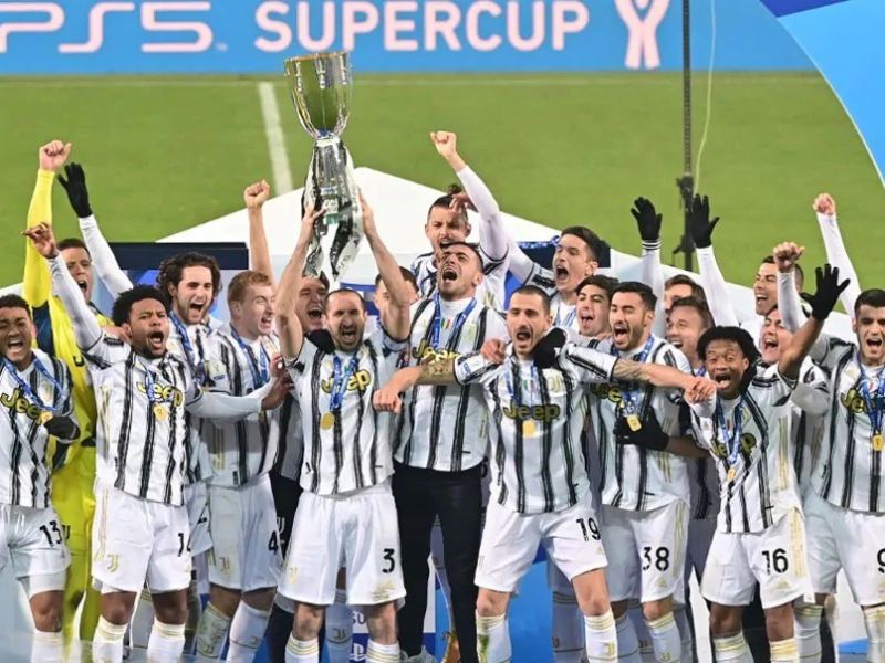 Cristiano Ronaldo sút phạt đền cho Juventus tại chung kết Siêu cúp Italia 2019