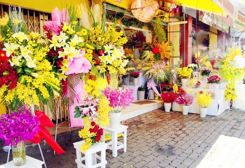 Không gian tại cửa hàng hoa giả Nguyễn Thị Khê
