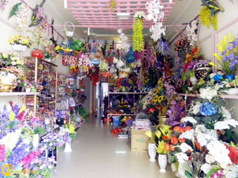 Không gian tại cửa hàng hoa nhựa Lê Nam