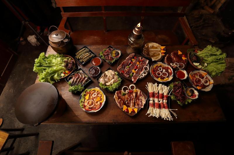 Quán Mậu Dịch phục vụ hơn 20 món như thịt bò, heo, tôm, bạch tuộc nướng với các vị ướp đa dạng.