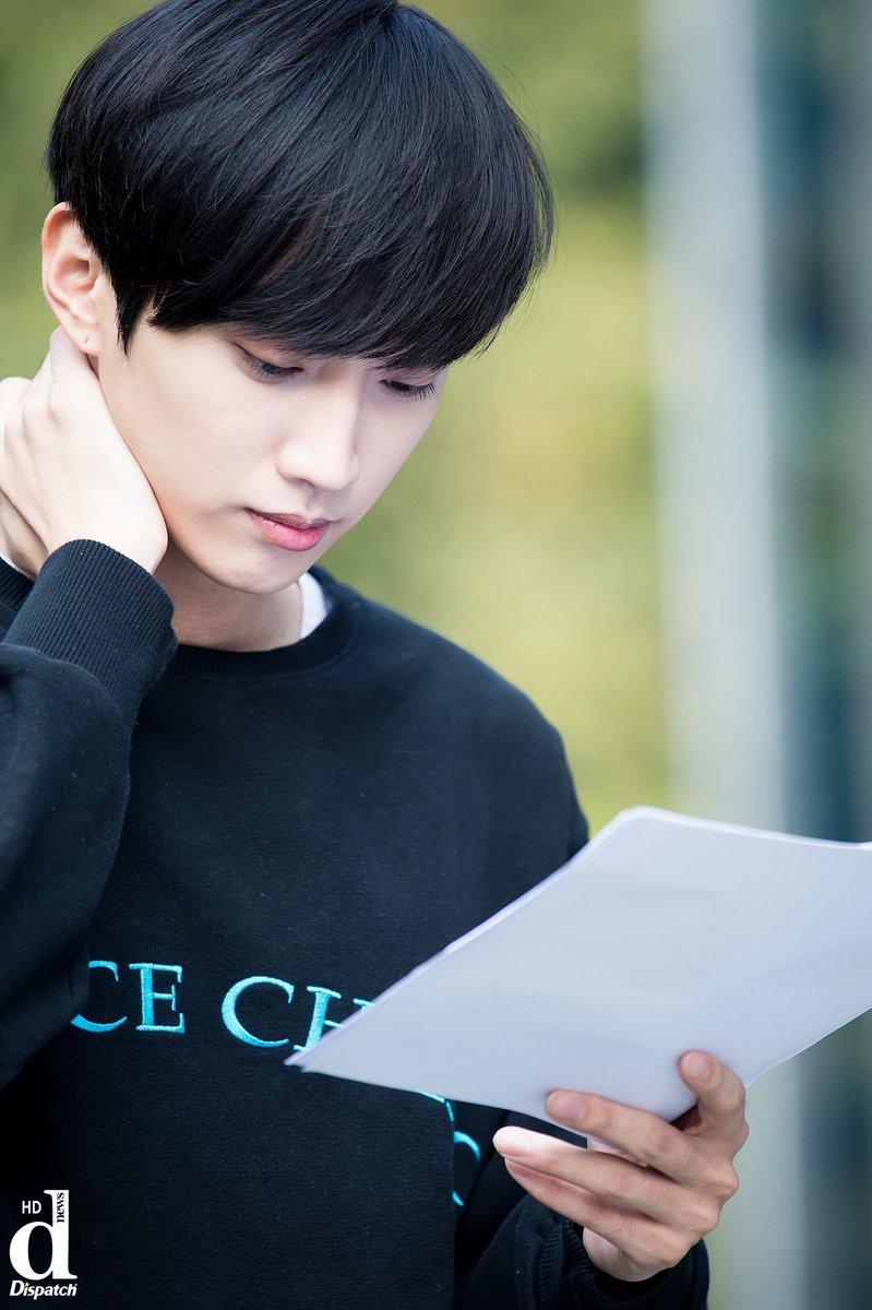 Jin Young luôn chăm chỉ học kịch bản mọi lúc mọi nơi