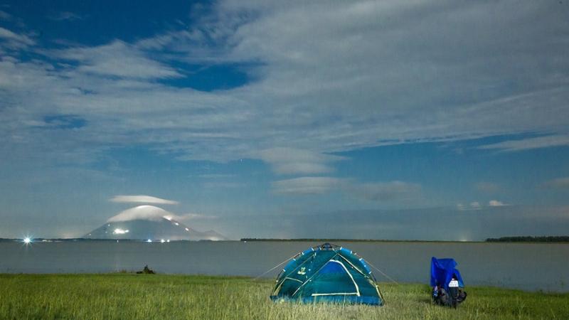 Cắm trại tại Hồ Dầu TIếng, với phong cảnh thật chill.