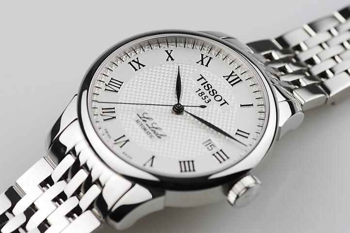 Đồng hồ Tissot thiết kế chủ đạo của sản phẩm thiên về tone đen và trắng bạc phù hợp với nam Bạch Dương