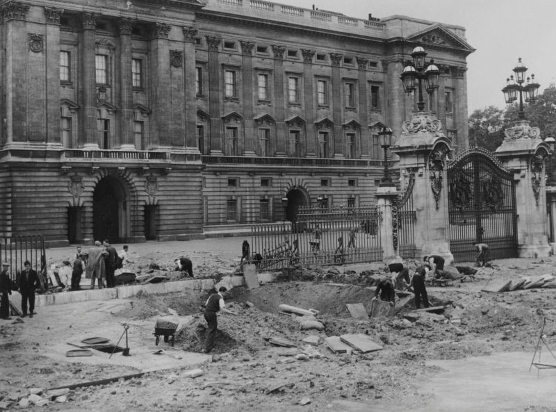 Cung điện Buckingham bị đánh bom trong Thế chiến II