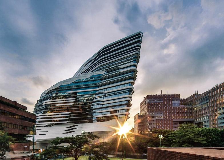 Tòa nhà với nét thiết kế uốn lượn đẹp mắt tại Đại học Bách khoa Hong Kong