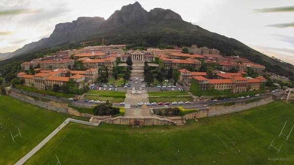 Đại học Cape Town “tựa lưng” vào dãy núi Bàn, nổi tiếng là một trong những kỳ quan thiên nhiên hiện đại