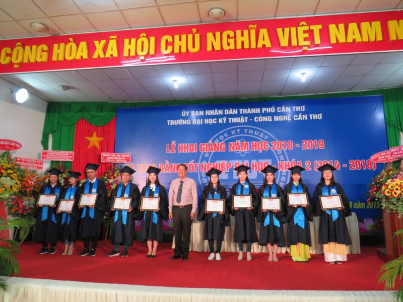 Ông Lê Văn Tâm, Phó Chủ tịch UBND TP Cần Thơ khen thưởng tân kỹ sư tốt nghiệp loại giỏi