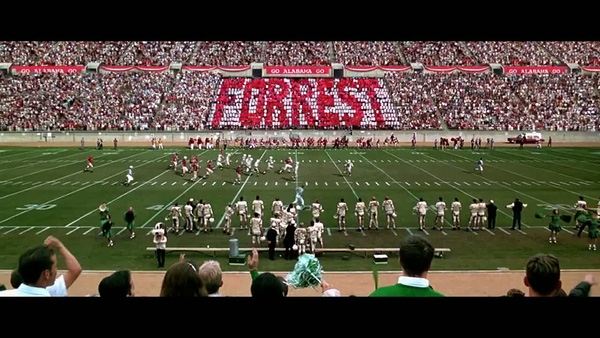 Cảnh đấu bóng bầu dục trong phim Forrest Gump (1994) tại sân vận động Weingart của trường