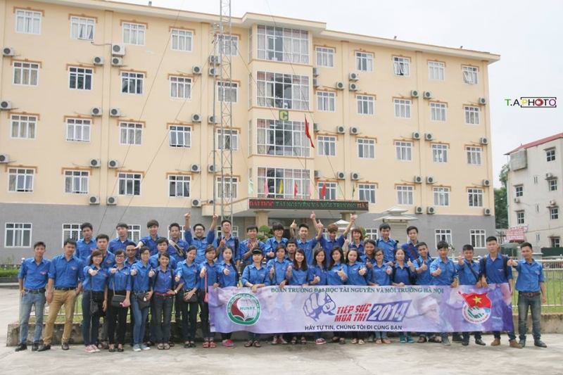 Sinh viên trường đại học Tài nguyên và Môi trường Hà Nội trong hoạt động tiếp sức mùa thi