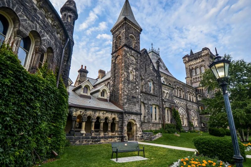 Đại học Toronto - trường Đại học công lập hàng đầu tại Canada