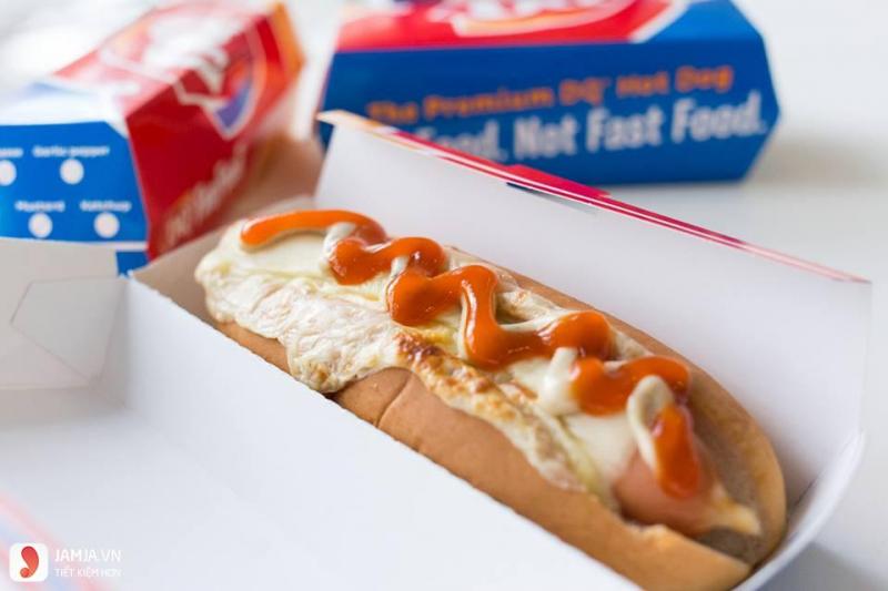 Những bạn đã từng thưởng thức hotdog tại Dairy Queen sẽ nhận ra rằng bánh này khá đơn giản, chỉ với bánh mì, xúc xích và sốt nhưng lại vô cùng hấp dẫn, thưởng thức một chút là chẳng thể ngừng ăn.