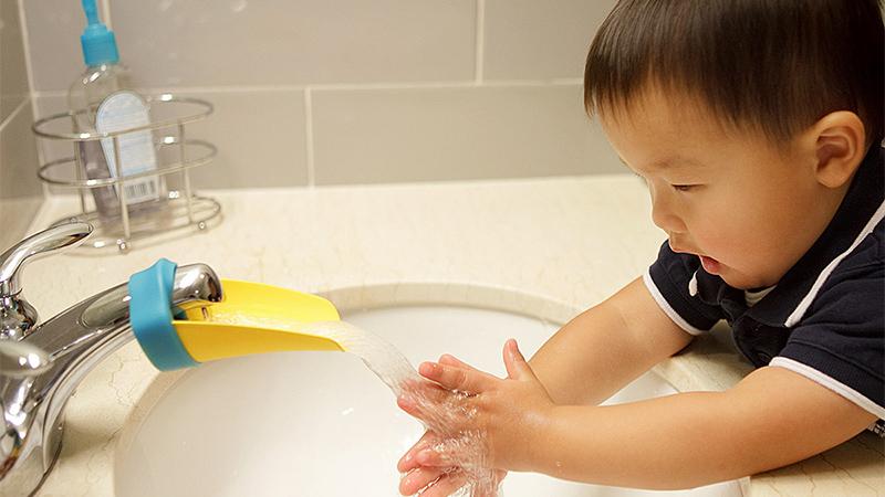 Rửa tay như trước khi ăn, sau khi đi vệ sinh và sau khi chạm vào những đồ vật không sạch sẽ hoặc khi ra ngoài về