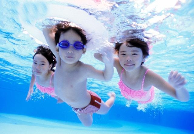 Khi học bơi, trẻ cần được đảm bảo vệ sinh sạch sẽ.