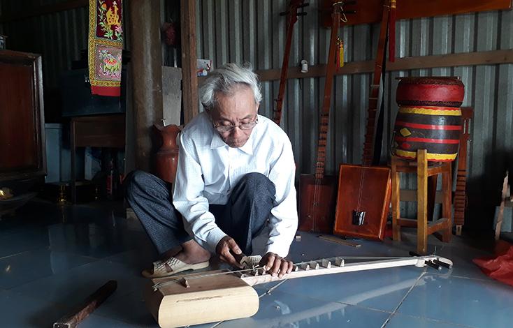 Đàn đáy là loại nhạc cụ dân tộc cổ truyền của người Việt