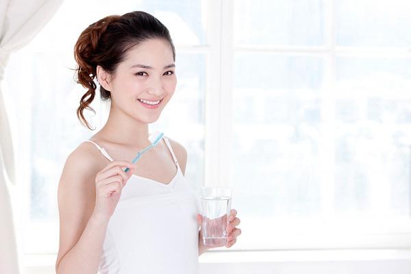 Nên sử dụng nước ấm35 ~ 39 độ C để đánh răng để bảo vệ tốt nhất cho sức khỏe răng miệng.