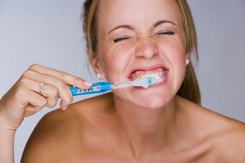 Đánh răng quá nhanh hoặc chậm cũng không hề tốt cho răng