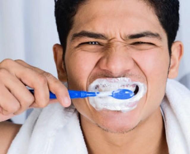 Đánh răng quá nhiều lần làm men răng bị mòn