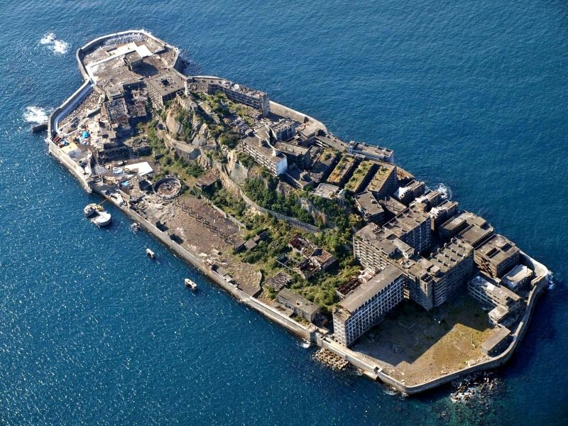 Đảo Hashima có hình dáng như một chiếc tàu chiến, đây cũng là một lí do làm nó trở nên ma quái.