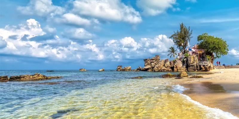 Đảo Phú Quốc thuộc tỉnh Kiên Giang, được mệnh danh là đảo ngọc, là hòn đảo lớn nhất Việt Nam nằm trong vịnh Thái Lan