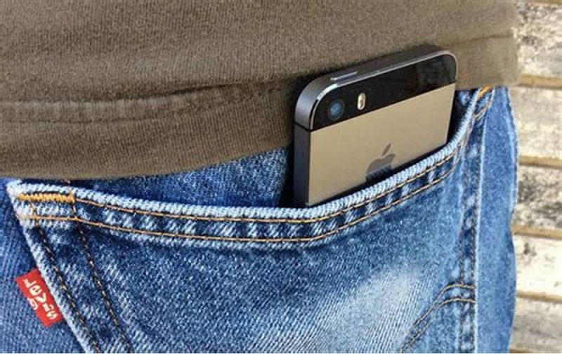 Bỏ điện thoại vào túi quần cực kì nguy hại