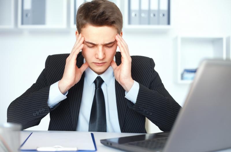 Làm việc với máy tính kéo dài khiến bạn đau đầu