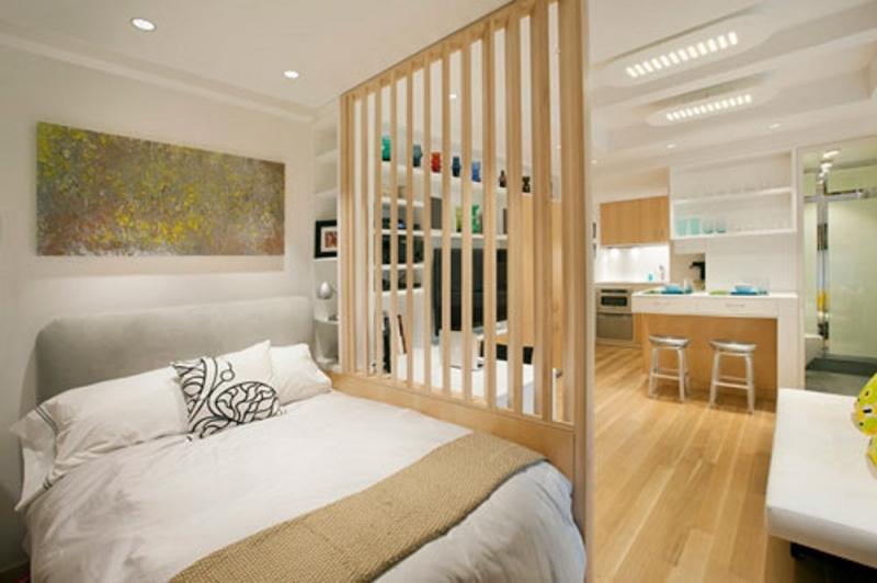 Chia phòng ngủ với khu vực nấu ăn bằng vách ngăn màu gỗ.