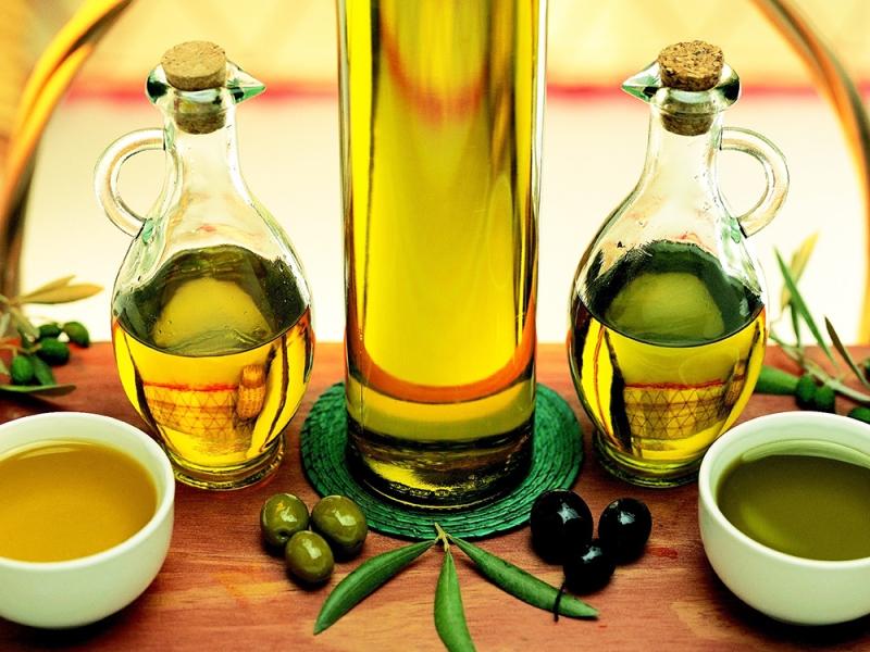 Các loại dầu như dầu olive, dầu hạnh nhân, dầu dừa... rất tốt cho việc dưỡng ẩm cho đôi tay của bạn