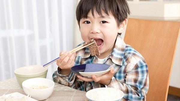 Cha mẹ Nhật dạy trẻ khuôn phép ngay cả trong bữa ăn