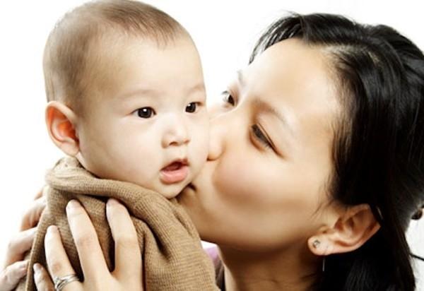 Với trẻ sơ sinh các mẹ nên tế nhị, đừng để nhiều người lớn ôm hôn trẻ